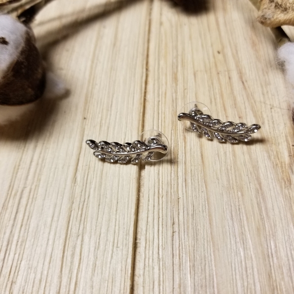🌿🌿Gorgeous SILVER plated Leaf ear climbers with CZ's🌿🌿 - Picture 9 of 10